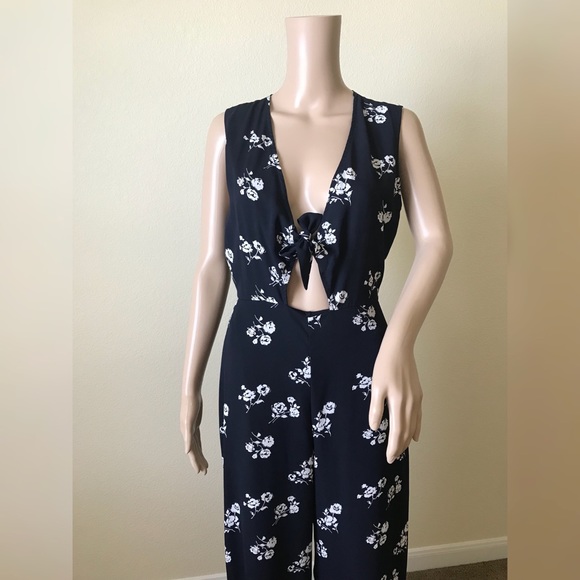 ✨Navy Blue Floral Jumpsuit✨ - Picture 6 of 7